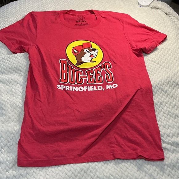 Buc-Ees Tops - Buc-ee's Women's Short Sleeve Tee - red Sz S. 0808